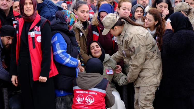 <p>Şehidin cenazesi toprağa verilmek üzere Kızıltepe ilçesi Arıklı Mahallesine bağlı Boyunlu mezrası mezarlığına götürüldü. Şehit Dündar için ikindi namazına müteakip cenaze töreni düzenlendi.<br />
Köy mezarlığına kortej eşliğinde getirilen şehidin tabutu başında askerler nöbet tuttu. Şehidin ailesi ve yakınları taziyeleri kabul etti. Kılınan cenaze namazının ardından Dündar, gözyaşları arasında toprağa verildi.</p>
