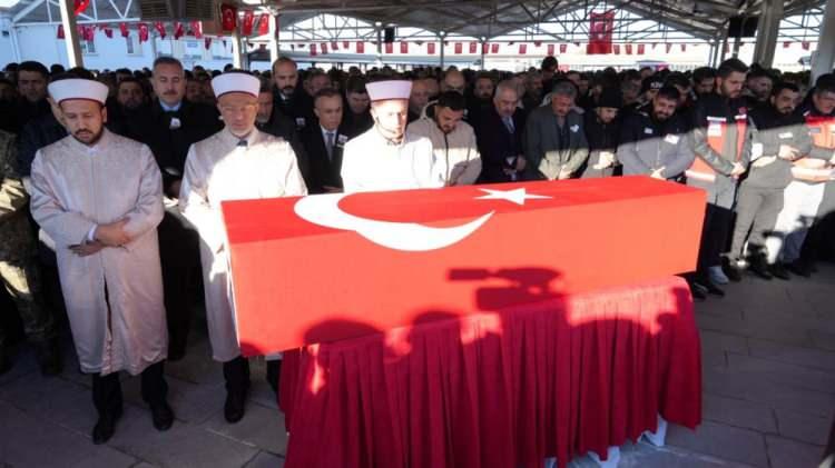 <p>Pençe-Kilit Harekat Bölgesi'nde bölücü terör örgütü mensuplarının düzenlendiği hain saldırıda şehit olan Piyade Uzman Çavuş Abdulkadir İyem, Gaziantep'te ikindi namazını müteakip kılınan cenaze namazının ardından son yolculuğuna uğurlandı.</p>

