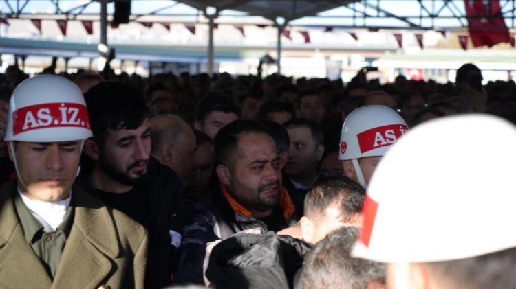 <p>Tabuta sarılarak "oğlum sana bütün haklarım helaldir" dedi.<br />
Cenaze namazı öncesi ve sonrası şehidin annesi Ayişe ve babası Mehmet İyem ile kardeşleri ve diğer yakınları feryat ederek gözyaşı döktü. Cenaze namazının ardından şehit Abdulkadir İyem'in naaşı askeri araca konuldu. Bu sırada anne Ayişe, baba Mehmet ile şehidin kardeşleri tabuta sarıldı. Baba Mehmet İyem ise tabuta sarılarak, "Oğlum sana bütün haklarım helaldir" dedi. Kardeşi ise şehit ağabeyini asker selamı ile uğurladı.</p>
