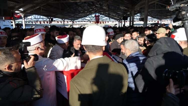 <p>Törene şehidin ailesi ve yakınları ile Gaziantep Valisi Kemal Çeber, Büyükşehir Belediye Başkanı Fatma Şahin, 5. Zırhlı Tugay Komutanı Tuğgenaral Erdin Kaya, İl Jandarma Komutanı Tümgenaral Halil Şen, İl Emniyet Müdürü Celal Özcan, Şahinbey Belediye Başkanı Mehmet Tahmazoğlu, Oğuzeli Belediye Başkanı Sait Kılıç, Sağlık Bakan Yardımcısı Tolga Tolunay, AK Parti Grup Başkanvekili Abdülhamit Gül, AK Parti Gaziantep Milletvekili Eyüp Özkeçeci, İyi Parti Gaziantep Milletvekili Mehmet Mustafa Gürban, ilçe belediye başkanları, kent protokolü, kurum müdürleri, askeri erkan ve binlerce vatandaş katıldı.</p>
