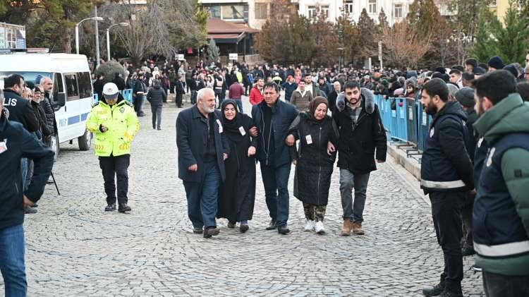 <p>Törende şehidin annesi Meryem, babası Ramazan, kardeşleri Mehmet Faruk ve Feyzan Yılmaz gözyaşlarına boğuldu.</p>
