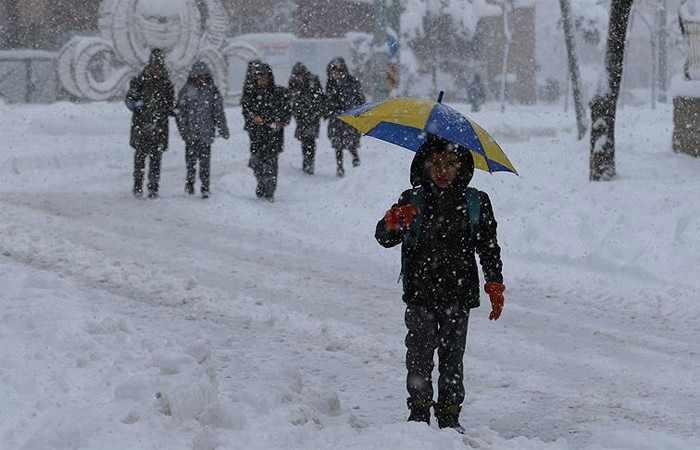 <p><strong>ERZURUM</strong></p>
<p> </p>
<p>Erzurum’da yoğun kar yağışı ve fırtına nedeniyle yarın ilk ve orta dereceli okullar tatil edildi.</p>
<p> </p>
<p>Erzurum Valiliğinden yapılan açıklamada, il ve ilçelerde devam eden yoğun kar yağışı ile olumsuz hava şartları nedeniyle ilk ve orta dereceli okullarda eğitim öğretimin 25 Aralık Pazartesi günü tatil edildiği belirtildi.</p>
<p> </p>