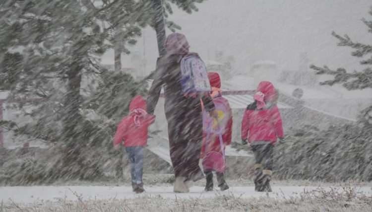 <p>Öte yandan Giresun İl Özel İdaresi ekipleri, yüksek kesimlerde etkili olan kar yağışı nedeniyle ulaşımda aksama yaşanmaması için çalışmalarını sürdürüyor.</p>