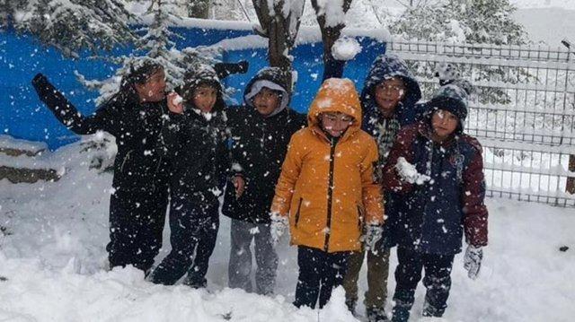 <p>Kars’ta kar ve tipi ulaşımı da olumsuz etkiliyor. Kar ve tipiden dolayı merkeze bağlı 9. Akyaka’da 3, Arpaçay’da 9, Digor’da 13, Sarıkamış’ta 17, Selim’de 13 ve Susuz’da 8 olmak üzere toplam 72 köyün Kars ile bağlantısı kesildi. Kapalı köy yollarının yeniden ulaşıma açılması için İl Özel İdaresi karla mücadele ekipleri yoğun çaba sarf ediyor. Ekiplerin çalışmasını bölgede etkili olan tipi zaman zaman aksatıyor.</p>
<p><br />
Öte yandan Kars’ta etkili olan kar ve tipiden dolayı ulaşımda da aksaklıklar yaşanıyor. Kars-Göle-Ardahan, Kars-Çıldır-Ardahan ve Kars-Digor-Iğdır Karayolunda kar ve tipi ulaşıma izin vermiyor. Trafik ekipleri, zincirsiz ve araçların kent dışına çıkışına izin vermiyor. Trafik ekipleri sürücüleri dikkatli olmaları konusunda uyarıyor. Kentte yüksek kesimlerde tipi etkisini sürdürüyor.</p>