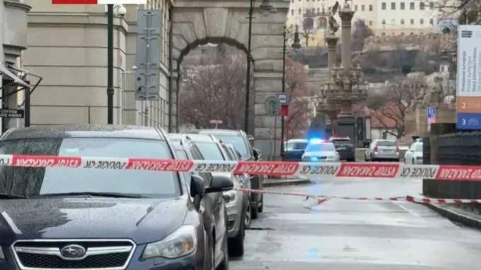 <p>Üniversitede okuyan bir öğrenci ise paylaştığı fotoğrafta, saldırganın odasına girmek istediğini ancak kapının arkasına odadaki eşyalarla kurduğu barikat sayesinde kurtulduğunu söyledi.</p>
<p></p>