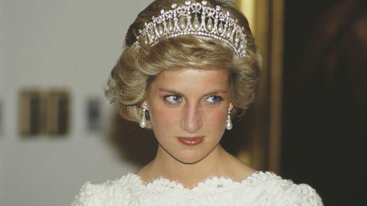 <p>36 yaşındayken Paris'te şüpheli bir trafik kazasıyla hayatını kaybeden Galler Prensesi Diana'nın elbisesi müzayedede satışa çıkarıldı. </p>

