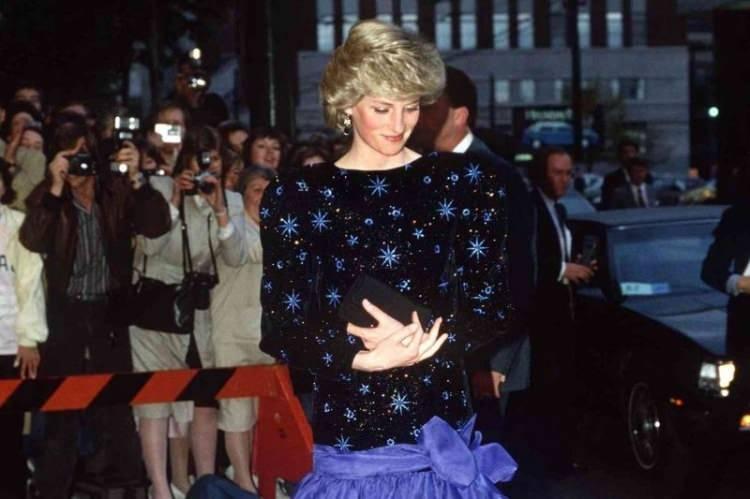 <p><strong>1 MİLYON 148 BİN DOLAR!</strong></p>

<p>Prenses Diana'nın Julien’s Auctions Müzayede Evi tarafından düzenlenen bir açık artırmada satışa çıkarılan üstü siyah ve yıldız işlemeli, altı mor tüllü balık modeli gece elbisesi tam <strong>bir milyon 148 bin </strong>dolara satıldı.</p>
