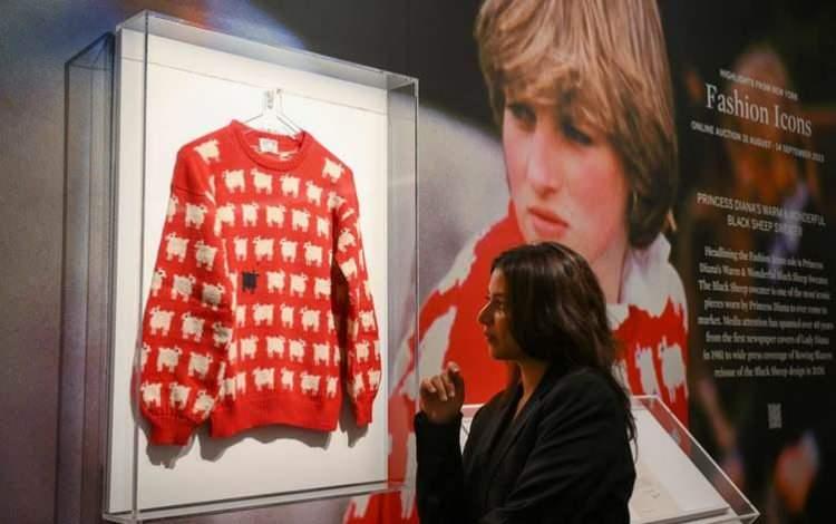 <p><strong>KAZAĞI DA OLAY OLMUŞTU!</strong></p>
<p>Aynı zamanda geçtiğimiz eylül ayında Prenses Diana'nın ikonik kara koyunlu kırmızı kazağı da New York’taki Sotheby’s Müzayede Evi tarafından tam <strong>1.14 milyon</strong> dolara satılmıştı. </p>