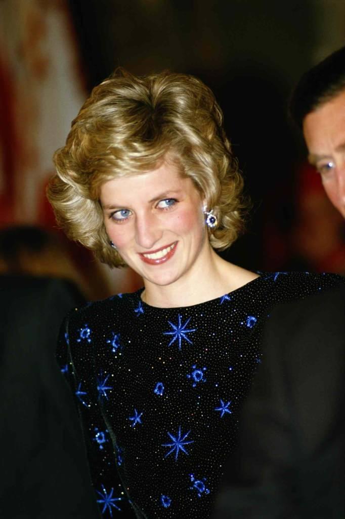<p><strong>Prenses Diana'nın ikonik üstü siyah ve yıldız işlemeli, altı mor tüllü balık modeli gece elbisesi...</strong></p>
