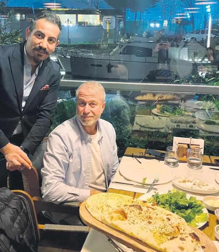 <p><strong>Adana kebap, yağlı kara, küşleme ve kanat yiyen işadamı ve arkadaşları, uzun süre sohbet etti. </strong></p>
