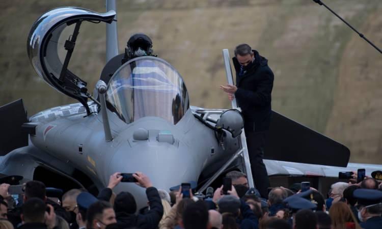 <p>2023'te 27 Haziran Salı günü Yunanistan’ın Fransa’daki heyeti, 16’ncı Rafale savaş uçağını teslim aldı. Uçak akabinde Tanagra Hava Üssü’ne getirildi.</p>