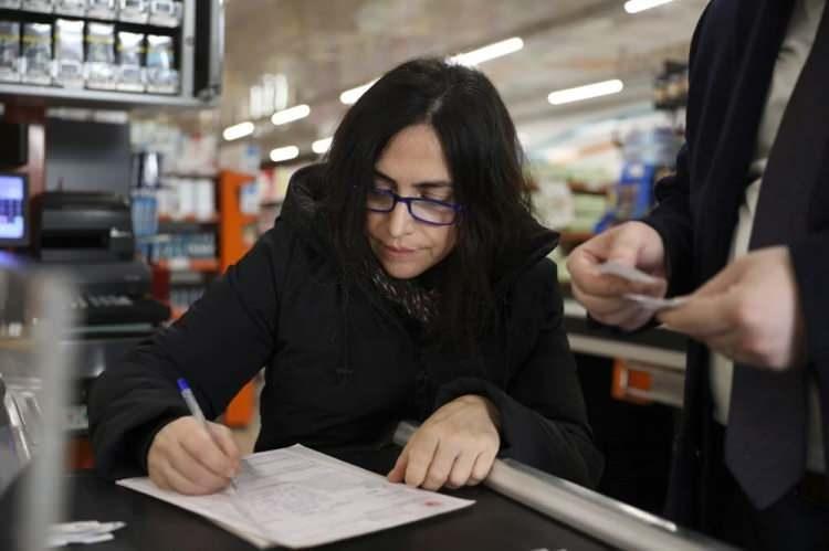 <p>Haksız fiyat tespiti halinde verilen cezanın 33 bin ile 330 bin TL arasında belirlendiğini aktaran yetkililer, fiyat etiketinde aykırılık tespit edilmesi durumunda ise her bir ürün için 1371 lira ceza uygulandığını bildirdi.</p>
<p></p>