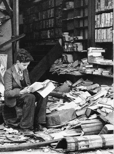 <p>Hava saldırısı sonucu Londra’da zarar gören bir kitapçı, 1940</p>
<p> </p>