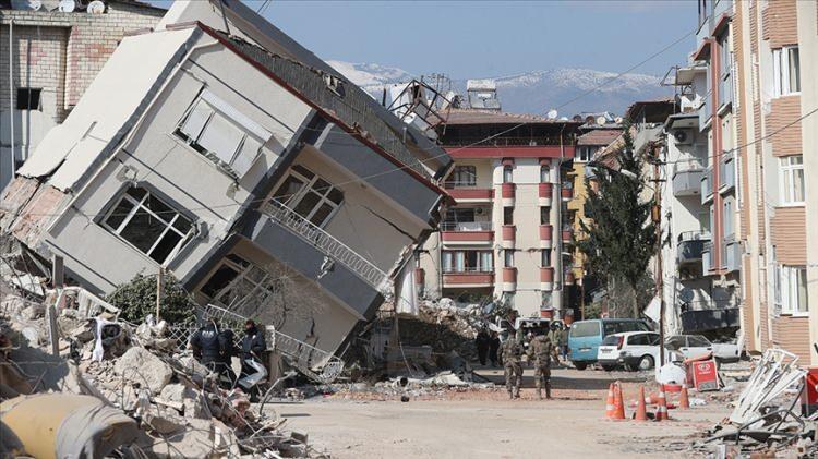 <p>"Kuzey Anadolu Fayı'nın kırılmamış bir parçası var, Erzincan biliyorsunuz. 1939'da çok büyük depremle sarsıldı ardından 1992'de Erzincan Ovası'nın doğu ucunda deprem meydana geldi. 1939'da da Kargapazarı dediğimiz fay kırılmıştı. 1784'te deprem üretmiş o günden bu güne 250 yılın üzerinde bir süre geçmiş, deprem olduğu takdirde de 7.2-7.4 büyüklüğünde deprem üretmesini beklediğimiz bir fay."</p>