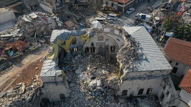 <p>"İstanbul'a baktığımızda içinde diri fay yok, bilinen bir diri fay yok. Kuşkulanılan bir-iki fay var ama geçmişte çok büyük deprem üretmiş faylar değil. Ama baktığımızda İstanbul 1509'da 1766'da Marmara Denizi içerisinden geçen fay nedeniyle ciddi anlamda sarsılmış, hasar görmüş bölge. İçinde fay olmasa bile uzağındaki fayın sarsıntısıyla hasar görmüş ve hasar görme olasılığı da yüksek olan bir ilimiz."</p>
