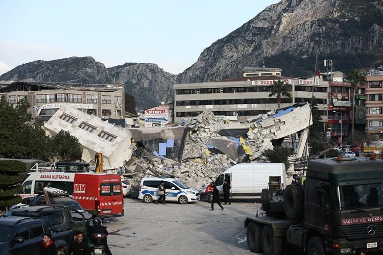 <p>"İstanbul'da 1 milyon 166 tane bina var. Bir deprem olduğu takdirde bunun 750 bin tanesinin hasar görmesi, 80-90 bin tanesinin de çok ciddi hasar görmesi bekleniyor. Bu çok büyük bir rakam. Bu rakamın üzerine yoğunlaşıp binaları artık elden geçirmek kenti tümüyle dayanıklı hale getirmek varken deprem olmayacak söylemleri insanları rehavete itebilir. Bu anlamda da tehlikelidir."<br />
<br />
Marmara çevresinde bir deprem bekliyoruz. Bingöl Yedisu'da bir deprem bekliyoruz. Kıbrıs'a doğru belki Hatay'ın açıklarında bir deprem bekliyoruz. Nerenin daha yüksek tehlike altında olduğu belli, nerelerin öncelikle dönüştürülmesi gerektiği de belli."</p>