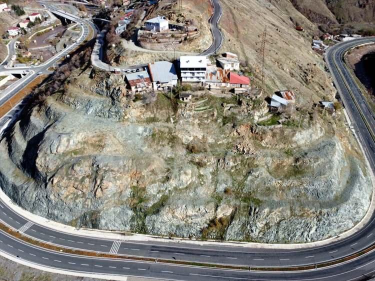 <p>Elazığ'ın Maden ilçesinde yaşayan iki kardeş, bir döneme damgasını vuran ve yıllar önce üretimi duran Tofaş ve Renault marka 7 araç için evlerinin teras katını garaja dönüştürdü.</p>
