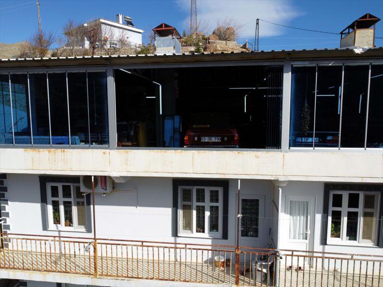 <p>Mihrap Dağı eteklerinde, bir vadinin yamacına kurulan evlerinin kot farkından dolayı 4. kattaki terasta oluşturdukları garajda araçların bakımını yapan kardeşler, günlerinin büyük bölümünü burada geçiriyor.</p>