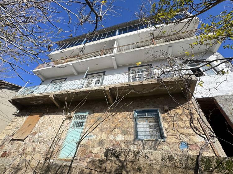 <p> "Çok şükür hayalimize kavuştuk"</p>

<p>İlker Çağıran, AA muhabirine, hayalini kurdukları araçları muhafaza etmek için evlerinin dördüncü katı olan 300 metrekarelik bir alanı garaja çevirdiklerini söyledi.</p>
