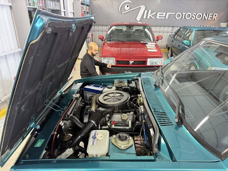 <p>"Otomobiller evimizin üzerinde olduğu için sanki evin bireyiymiş gibi oldu. Canımız sıkıldığında dördüncü kata çıkıp araçlarımızla vakit geçiriyoruz. Cila, boya koruma ve temizliğini yapıyoruz. Çok şükür hayalimize kavuştuk. Araçlarımıza bebek gibi bakıyoruz. Elimizde 40 yıllık geçmişi olan ve orijinal kalmış arabalar var. Bu araçlarla ilgili şu an hayal ettiğimiz yerdeyiz."</p>

