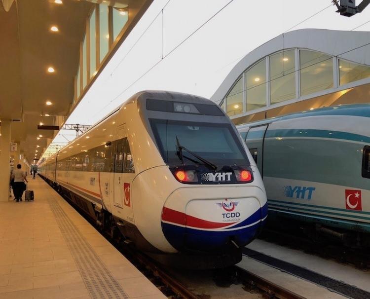 <p><strong>‘Ankara İstanbul Süper Hızlı Treni Projesi’ </strong>ile Türkiye’nin en kalabalık şehirleri olan Ankara ile İstanbul arasında en hızlı, ekonomik ve güvenli bir şekilde ulaşım imkânı sağlanacak. </p>