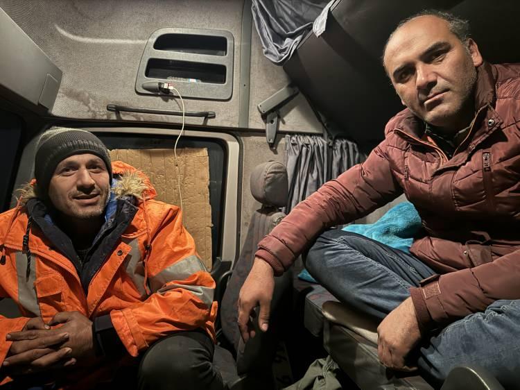 <p>İranlı sürücü Nevruz Abdullahzade (sol) yolun buzlu olduğunu, İpek Geçidi kapalı olduğu için beklediklerini ve jandarmanın kendilerine kumanya verdiğini anlattı.</p>

<p> </p>
