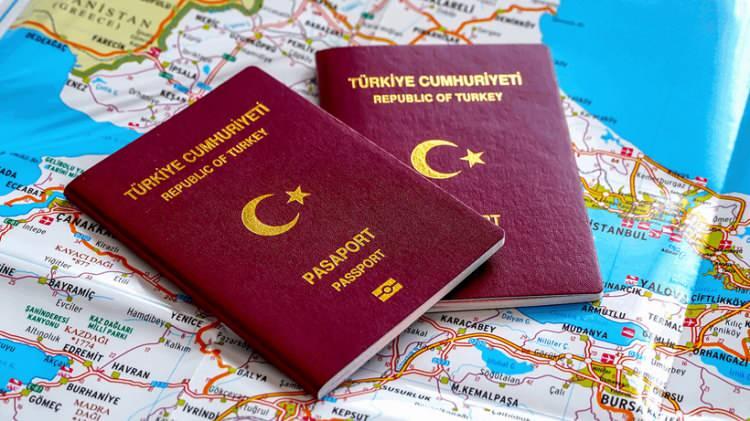<p>Vatandaşlardan sonra sanat dünyasının ünlü isimleri de yaşadıkları vize problemleri nedeniyle Batılı ülkelere tepkili. Son vize kurbanı Cem Belevi oldu. Geçerli Schengen vizesi olmasına rağmen Almanya'ya giden sanatçı, havalimanından geri çevrildi.</p>