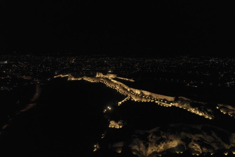 <p>Bir süre kale ve çevresinde gezen Vali Ozan Balcı, “Van kalemizi aydınlattık.</p>