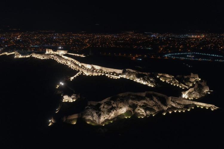 <p>Tarihi çok eskilere, hatta Urartulara dayanan çok ihtişamlı, görkemli olan Van kalemizi Kültür Ve Turizm Bakanlığımız, Van Valiliğimiz ve Van Büyükşehir Belediyemizin işbirliği ile aydınlattık.</p>