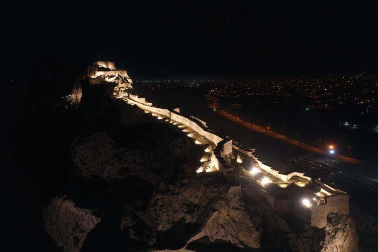 <p>İnşallah Van’ımızın kültürüne, turizmine çok anlamlı önemli katkı sağlayacağını düşünüyorum. Yan tarafta da Eski Van Şehrimiz var. Orayı da ayağa kaldıracağız. </p>