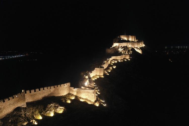 <p> Eski Van Şehri’nin ayağı kaldırılmasıyla beraber, Van Sahil Yolu ve Sahil Parkını da hizmete açacağız. Üçü beraber Van’ımızın kültürüne, turizmine ekonomisine çok anlamlı önemli katkı sağlayacak diye düşünüyorum. </p>