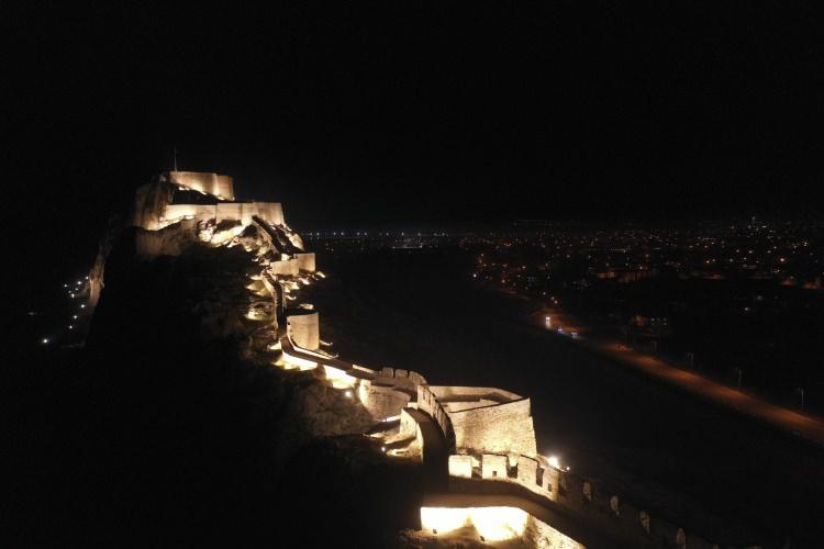 <p>Yeni haliyle şehrin birçok noktasında görülmeye başlayan Van Kalesi, vatandaşlardan büyük beğeni topladı</p>