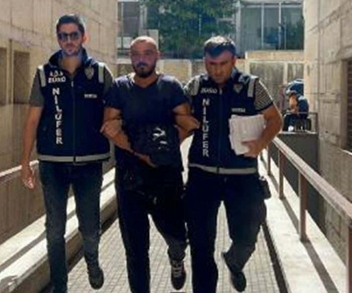 <p>Bursa Cumhuriyet Savcılığı yaklaşık 3 ay süren soruşturma sonrası, İrfan Şahin hakkında, 'Kasten yaralamak', 'Kadına karşı tehdit', 'Hakaret, cebir-tehdit veya hile kullanarak kişiyi hürriyetinden yoksun kılmak’ suçlarından toplam 9 yıla kadar hapis cezası istemiyle asliye ceza mahkemesinde dava açıldı. </p>