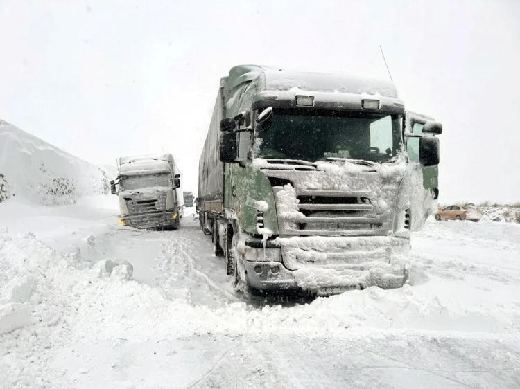 <p>AFAD ekipleri de bölgede kara saplanan araçları bulundukları yerden çıkarmak için çalışma yapıyor.</p>

<p>Bölgede güvenlik önlemi alan trafik ekipleri, araçların geçişine izin vermiyor. Bayburt güzergahındaki araçlar Aşağıkop köyündeki alanda, Erzurum yönünden gelen araçlar ise Aşkale ilçesindeki trafik kontrol noktasında bekletiliyor.</p>
