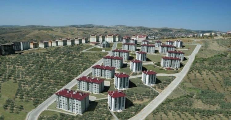 <p><strong>“Türkiye'de konut sahipliği yüzde 57-58 seviyesinde. İnsanların yüzde 42’si hala kirada yaşıyor”</strong> diyen Hacı Ali Taylan, kira fiyatlarındaki düşüşün özellikle deprem bölgesinde görüldüğünü belirtiyor. </p>