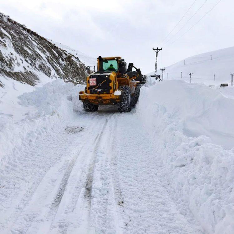 <p>Karayolları Genel Müdürlüğünün sosyal medya hesabından yapılan bilgilendirmede, yoğun kar nedeniyle akşam trafiğe kapatılan Yüksekova-Şemdinli kara yolu araç geçişlerine açıldı.</p>
