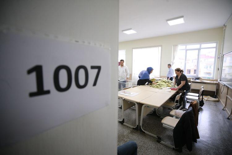 <p>Seçim yasaklarına uyulması şartıyla oy verme günü saat 18.00'den sonra düğün yapılabilecek.</p>
<p> </p>