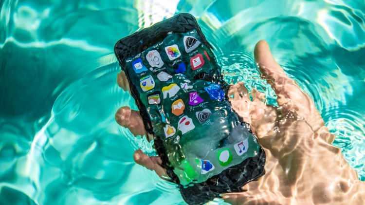 <p>Ancak bir iPhone ünitesi, 3 aydan fazla suya batırıldıktan sonra bile işlevsel kalmayı başardığı için fizik kurallarını çiğniyor gibi görünüyor.</p>
