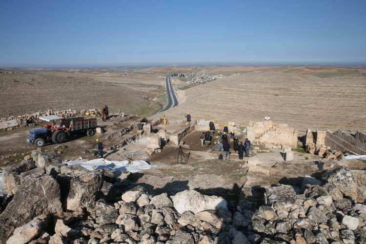 <p>Jandarma ekiplerince 7 gün 24 saat korunan kalede bu yıl başlayan kazılarda, geçen ay 1900 yıllık Mithras Tapınağı'nın anıtsal kapısına ulaşıldı.</p>