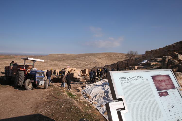 <p>Bu bölgede çalışmaları yürüten uzman ekip, 1800 yıllık iki ameliyat aletine ulaştı.</p>
<p>"Bu aletler kutsal alanda ortaya çıkarıldı"</p>