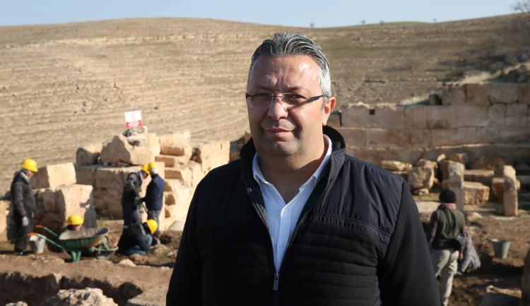<p>Bulgulardan en önemlisi yeni ortaya çıkarılan ameliyat aletleri. Burası bir Roma garnizonu ve askeri yerleşim. Lejyon (Roma ordusundaki askerlere verilen isim) grubundan 1200 asker burada kaldı. Askerlerle hareket eden profesyonel doktorlar var. Burada muhtemelen birçok operasyonlar yapılıyor. Hem savaş zamanı hem de antrenmanlar sırasında yaralanmalar oluyor.</p>
