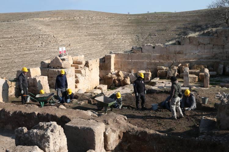 <p>Bu nedenle büyük bir ameliyathane olmalı. Bu ameliyathaneye ait olan bu aletler kutsal alanda ortaya çıkarıldı. Bunlar küçük ve 12 santimetre civarında. Bu aletlerin iki tarafı da kullanılıyor. Çünkü zamanla yarışıldığı için genelde ameliyat aletleri 2 taraflı yapılıyor. Bir tarafı delmek, diğer tarafı da deriyi kaldırmak ve kesme için kullanılıyor. Önemli ameliyatlar bu aletler kullanılarak yapılıyor."</p>
