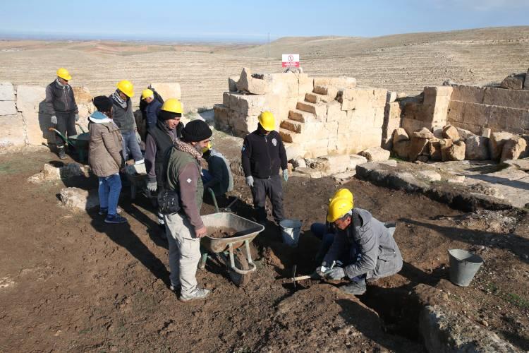 <p>"Mutlaka bu operasyonların yapıldığı hastane de ortaya çıkarılacak. Bu yılki çalışmalarda iki alet bulduk. Askeri yerleşimlerde askeri yaralanma olduğu için bu tip aletlerden kazılar devam ettikçe çok sayıda bulacağız. Kalede binlerce eser ortaya çıkarıldı, bulduğumuz ameliyat aletleri 1800 yıllık. Amacımız tedavilerin ve ameliyatların yapıldığı mekanı ortaya çıkarmak. </p>