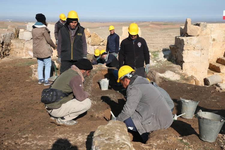 <p>3000 yıl öncesine ait de birçok eser bulduk. Binlerce eserin sergileneceği müze projesini yakında başlatmayı planlıyoruz. Kalenin girişinde yapılacak bu müzede eserler sergilenecek."</p>