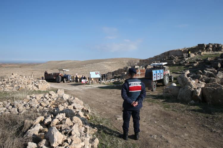 <p>Coşkun, bu yıl 400 bin kişinin ziyaret ettiği kalede, gelecek yıl en az 1 milyon ziyaretçiyi ağırlayacak şekilde çalışma yürüttüklerini aktardı.</p>
