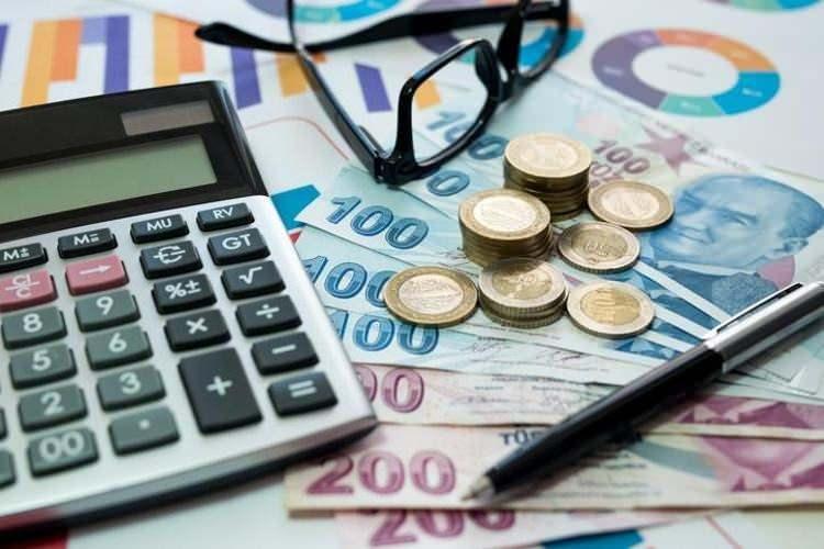 <p>Temmuz-aralık (ikinci 6 aylık dönem) için yüzde 6 zam yapıldığını söylemiştik. Yani son 5 ayda enflasyon kaynaklı zam farkı yüzde 27.65 (33.65-6) oldu. Bu rakama göre memur ve emeklisi yüzde 42.65’lik zammı garantilemiş durumda.</p>
<p> </p>