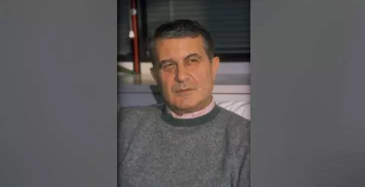 <p><strong>RAUF TAMER</strong></p>

<p> </p>

<p>1937 yılında Sivas'ta dünyaya gelen Rauf Tamer, Bursa Erkek Lisesi ve İstanbul Üniversitesi İktisat Fakültesi'nden mezun oldu. 1959'da Cumhuriyet Gazetesi spor muhabirliğiyle meslek hayatına başlayan Tamer, Ekspres, Tasvir, Yeni İstanbul, Tercüman, Hürriyet, Sabah ve Star'ın da aralarında bulunduğu pek çok gazetede görev yaptı. Tamer, uzun yıllardır da Posta Gazetesi'nde gündemi değerlendirdiği yazılarıyla okurlarıyla buluşuyordu.</p>

<p> </p>

<p>Yapılan tüm müdahalelere kurtarılamayan Gazeteci-Yazar Rauf Tamer 20 Ekim'de 86 yaşında hayatını kaybetti.</p>
