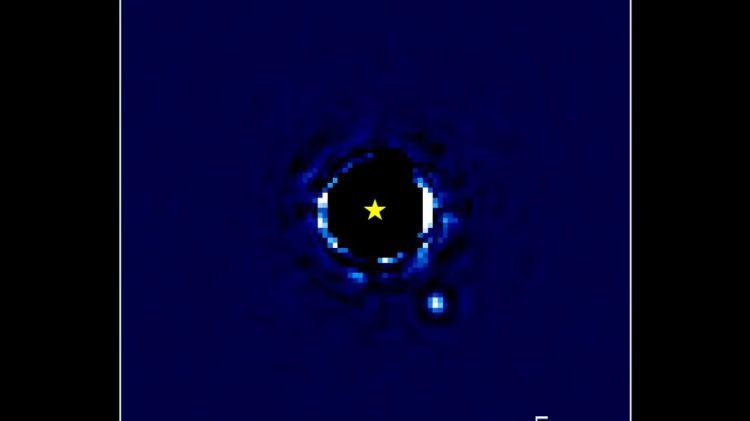 <p><strong>5-BETA PICTORIS B</strong></p>
<p> </p>
<p>Gökbilimciler 17 yıllık veriyi kullanarak <strong>Beta Pictoris b</strong> adındaki ötegezegenin yörüngesinin time-lapse videosunu oluşturdular. 10 saniyelik görüntüye sığdırılan veriler, gezegenin ana yıldızı etrafında 23 Dünya yılı süren yörüngesinin %75'ini gözler önüne seriyor.</p>
<p>Gezegen Dünya'dan 64 ışık yılı uzaklıktaki bir sistemde yer alıyor ve Güneş sistemimizdeki en büyük gezegen olan Jüpiter'in 12 katı kütleye sahi</p>