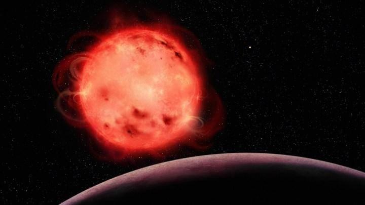 <p><strong>6-TRAPPIST-1b</strong></p>
<p> </p>
<p>JWST'nin Mid-Infrared Instrument (MIRI) aygıtı ile yapılan gözlemler, Trappist gezegen sisteminin iki iç gezegeninin muhtemelen atmosfere sahip olmadığını ortaya çıkardı. Dünya'dan biraz daha büyük olan <strong>TRAPPIST-1</strong>b, 232 santigrat derece yüksekliğindeki kavurucu yüzey sıcaklığı ile muhtemelen atmosferi olmayan çıplak bir kayalık gezegen.</p>
<p> </p>
<p>Sonuçlar, üç ay sonrasi stemdeki bir sonraki gezegen olan <strong>TRAPPIST-1c</strong> için de benzer bulgularla takip edildi. Gökbilimciler bu gezegenlerin atmosferlerinin olmamasını ana yıldızlarındaki şiddetli aktiviteye bağlıyor</p>