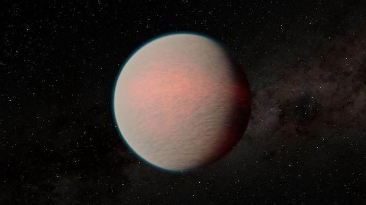 <p><strong>7-GLIESE 1214 B</strong></p>
<p> </p>
<p>Gezegen bilimciler JWST'yi <strong>Gliese 1214 b </strong>adlı bir 'mini-Neptün' gezegenine yönelttiler ve gezegenin yoğun bir pus ya da bulut tabakasıyla çevrili olduğunu gördüler. Gliese 1214 b'nin yansıtıcı atmosferi nedeniyle başlangıçta gözlemlenmesinin zor olduğu kanıtlanmıştı, ancak araştırmacılar gezegenin yüksek miktarda su buharı içerebileceğine inanıyor.</p>
<p> </p>
<p>Ancak 48 ışık yılı uzaklıktaki gezegen kendi yıldızına çok yakın bir yörüngede döndüğü için yüzeyinde sıvı okyanuslar bulunması da pek olası değil. Aslında tür olarak zengin bir sistemimiz olsa da böylesi bir gezegen bizim sistemimizde bulunmuyor.</p>